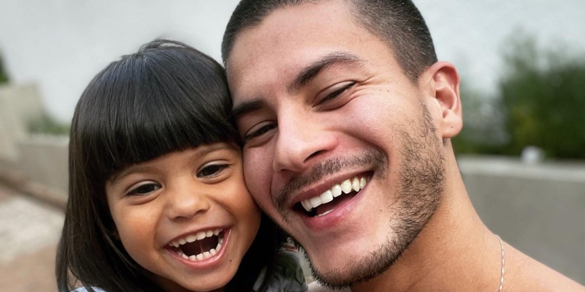 “Minha filha me salvou”, revela Arthur Aguiar ao pensar em suicídio
