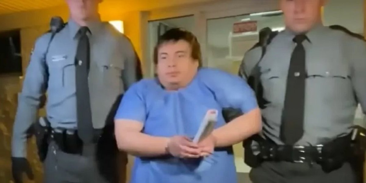 Homem é preso após matar a própria mãe e atropelar multidão no Estados Unidos