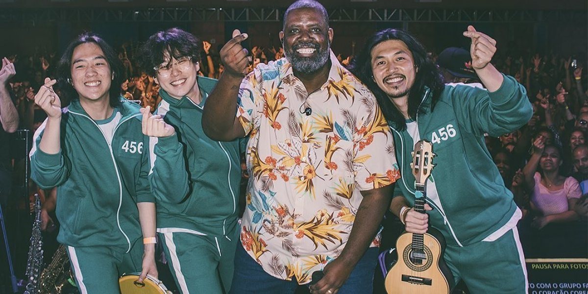 Pagode internacional: Péricles se apresenta ao lado do grupo coreano Tell a Tale