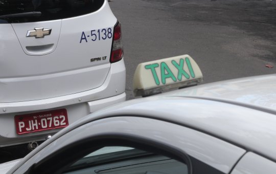 Auxílio Taxista começa a ser pago com parcela dobrada
