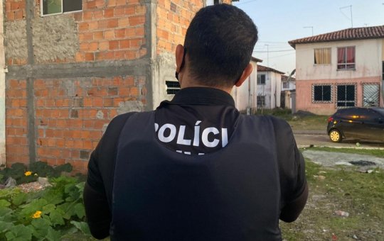 Homem é preso por matar amiga a pedradas após receber tapa no rosto