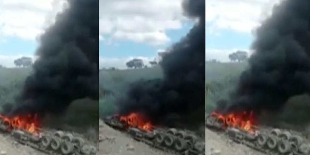 Homem morre carbonizado após carreta capotar em trecho da BA-431