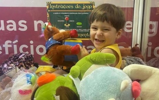 Menino de 2 anos fica preso em máquina de brinquedos em shopping do RJ