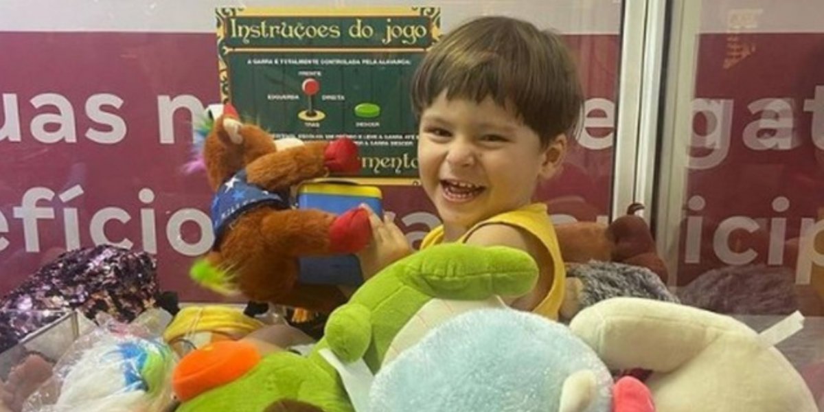Menino de 2 anos fica preso em máquina de brinquedos em shopping do RJ