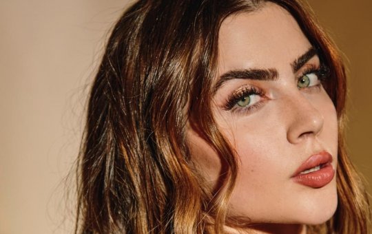 Jade Picon posta foto romântica ao lado de Chay Suede em gravação de "Travessia"