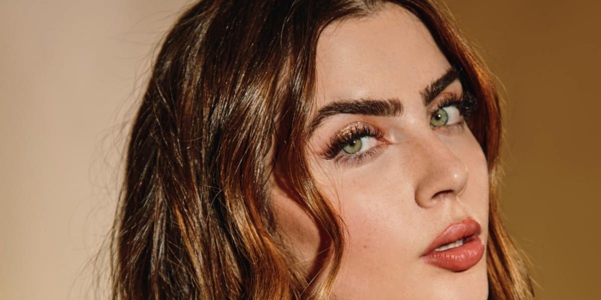 Jade Picon posta foto romântica ao lado de Chay Suede em gravação de "Travessia"