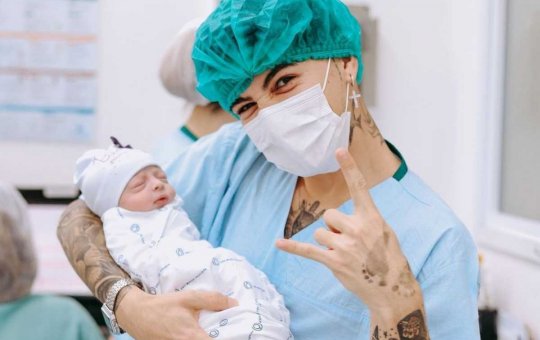 Biel mostra ensaio newborn da filha nascida prematura: ‘Fofura’