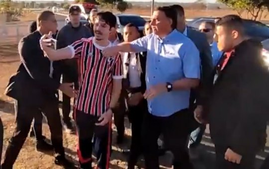 Bolsonaro se envolve em confusão após ser provocado pelo youtuber Wilker Leão