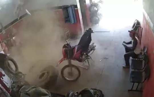 Dono de borracharia desmaia após pneu explodir no oeste da Bahia 
