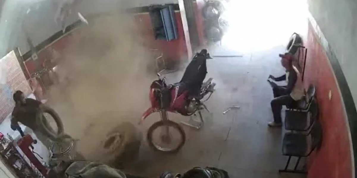 Dono de borracharia desmaia após pneu explodir no oeste da Bahia