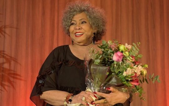 Para alívio dos fãs, Alcione comunica que sua cirurgia foi um sucesso