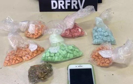 Mulher é presa com quase 600 comprimidos de ecstasy na Boca do Rio, em Salvador