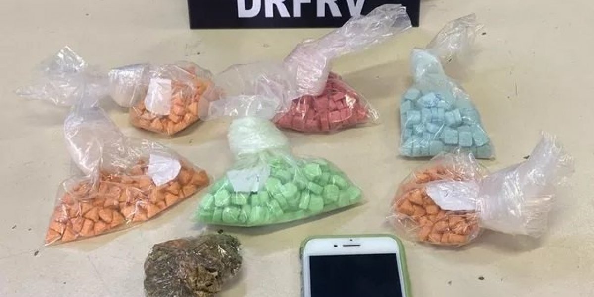 Mulher é presa com quase 600 comprimidos de ecstasy na Boca do Rio, em Salvador