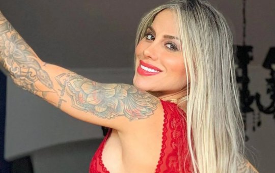 Rejuvenescida! Campeã do BBB14 revela cirurgia íntima: "Gostei muito"