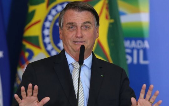 Bolsonaro anuncia redução do imposto do Whey: "Ajuda o pessoal que malha"