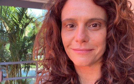 Atriz Malu Galli não faz questão de filtro e fala sobre os bastidores da TV