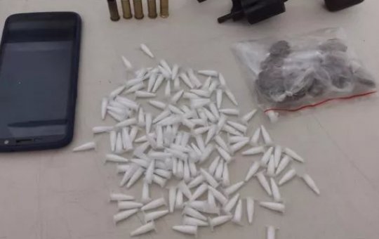 Troca de tiros entre grupo de homens armados e policiais resulta em uma morte