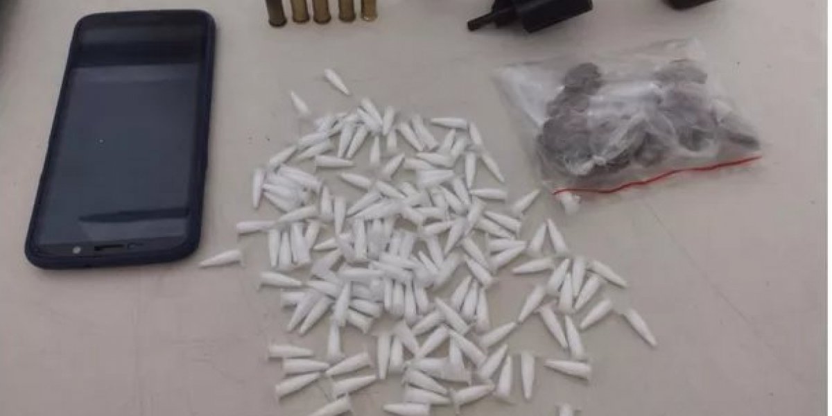 Troca de tiros entre grupo de homens armados e policiais resulta em uma morte