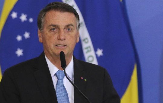 Acompanhado de esposa, Bolsonaro vai à missa em Brasília
