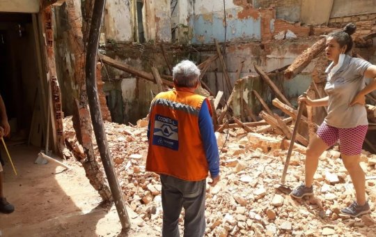 Casarão antigo desaba no bairro de Nazaré e atinge prédio vizinho