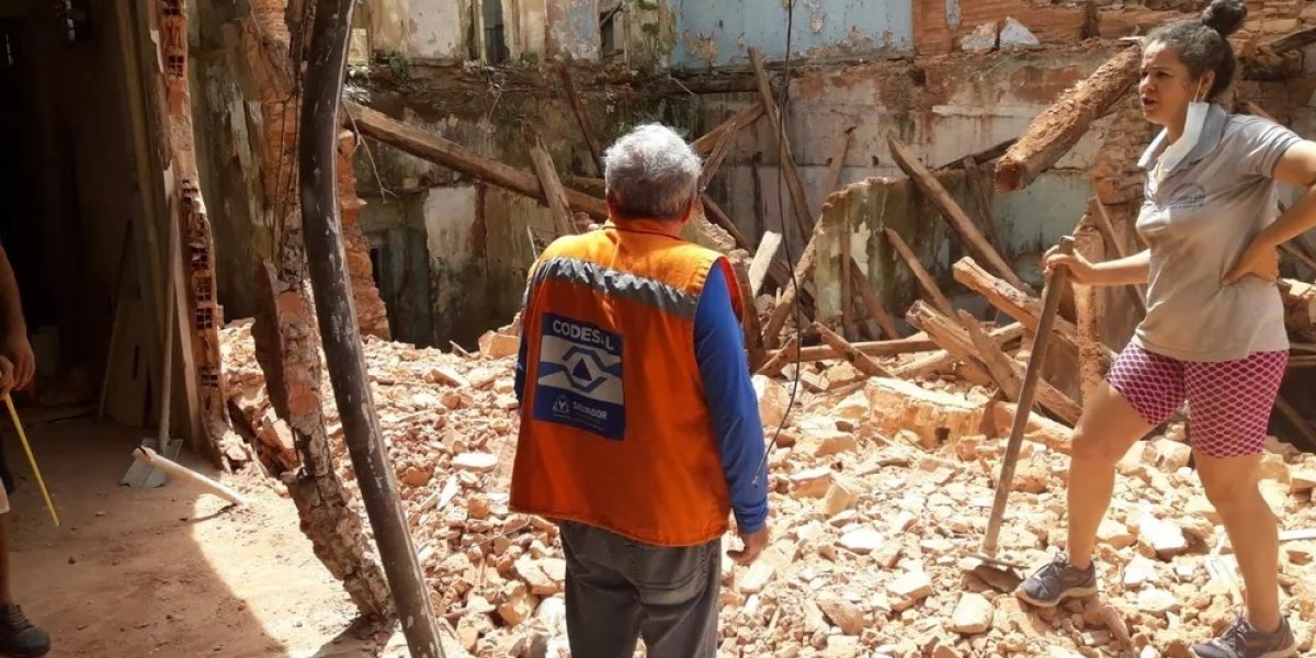 Casarão antigo desaba no bairro de Nazaré e atinge prédio vizinho