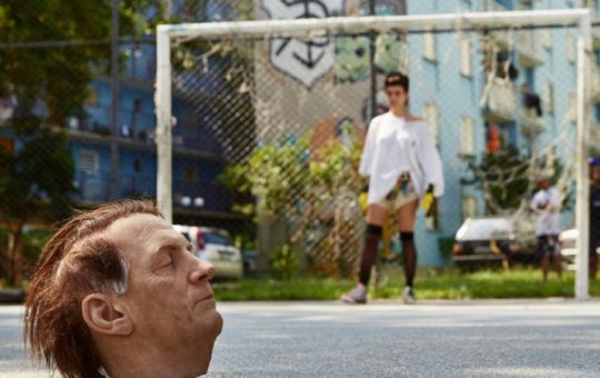 'Baba' com cabeça de Bolsonaro? Réplica do presidente é chutada em SP; assista