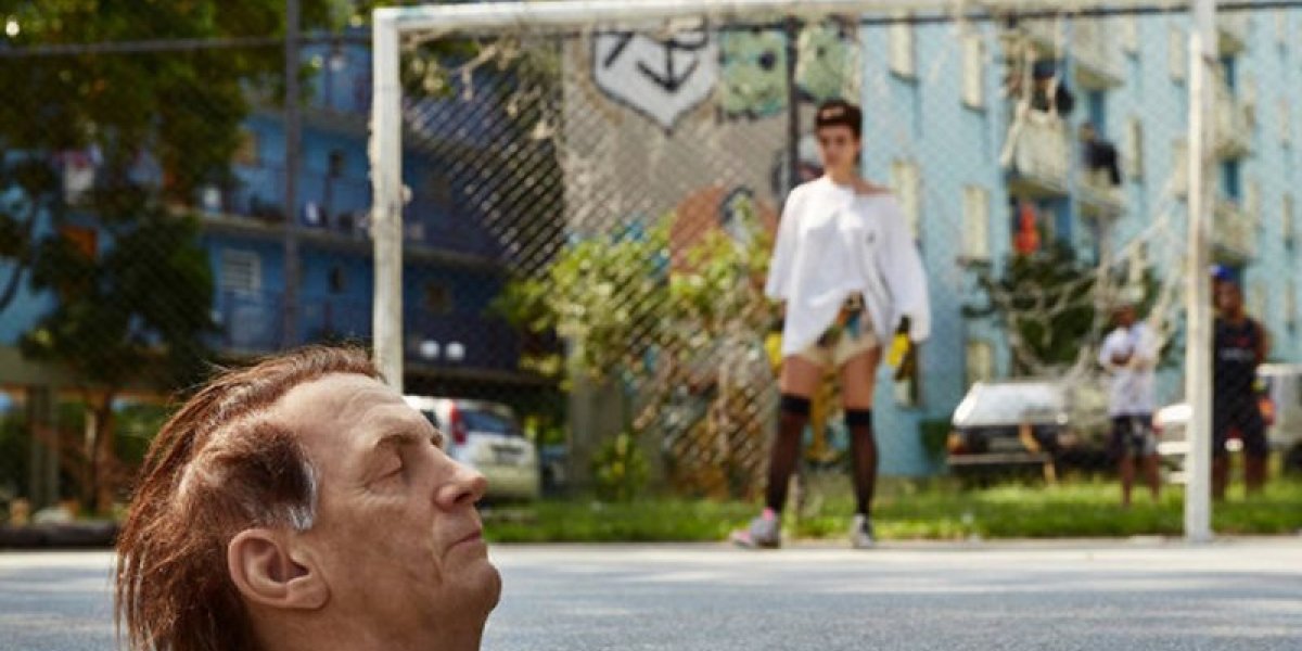 'Baba' com cabeça de Bolsonaro? Réplica do presidente é chutada em SP; assista