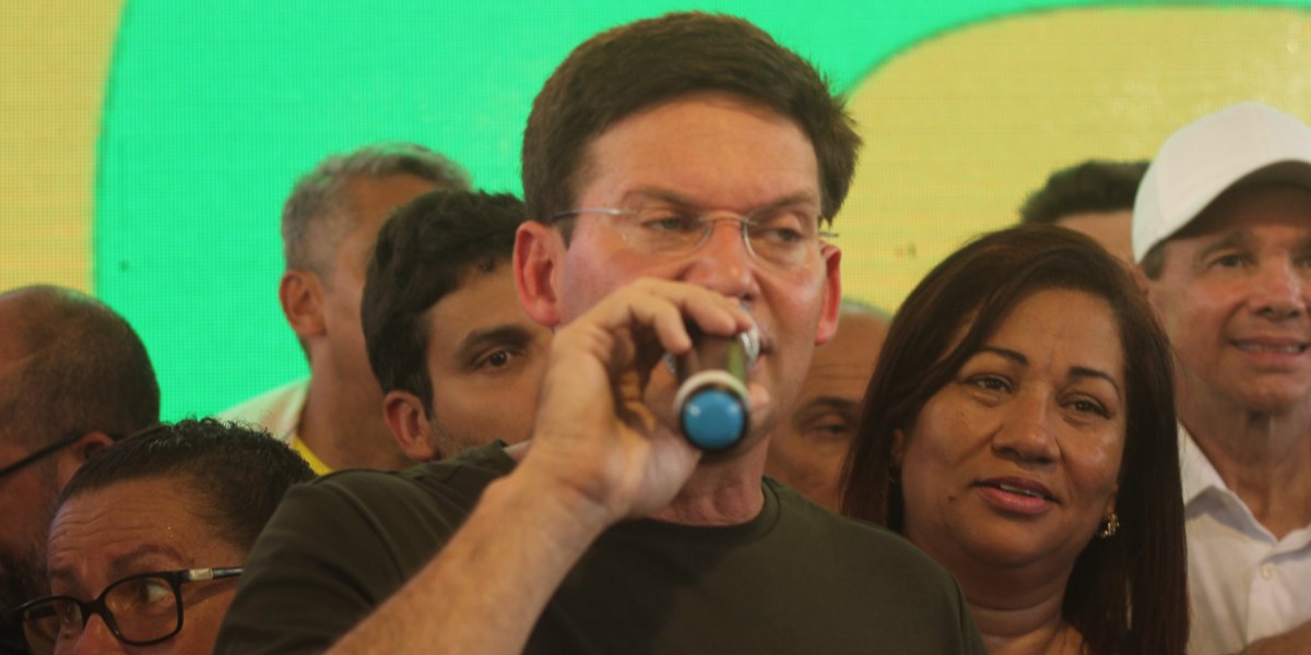 João Roma afirma ser contra adoção de crianças por casais homoafetivos