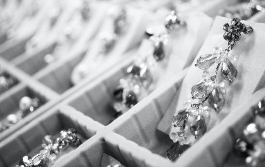 Cinco homens assaltam joalheria de outlet localizado na Estrada do Coco