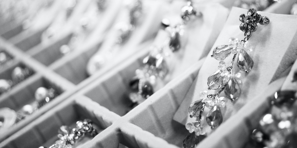 Cinco homens assaltam joalheria de outlet localizado na Estrada do Coco