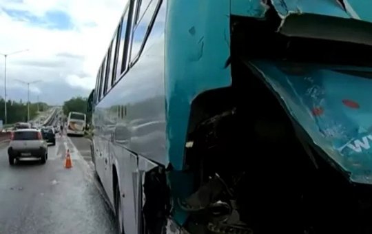 Acidente entre dois ônibus provoca lentidão em via próxima de Simões Filho