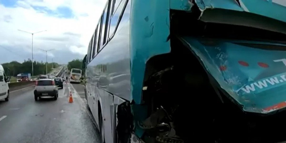 Acidente entre dois ônibus provoca lentidão em via próxima de Simões Filho