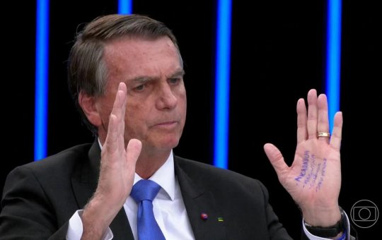 Entenda o significado da "cola" que Bolsonaro levou na mão ao Jornal Nacional