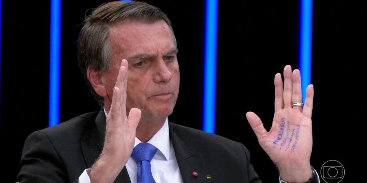 Entenda o significado da "cola" que Bolsonaro levou na mão ao Jornal Nacional