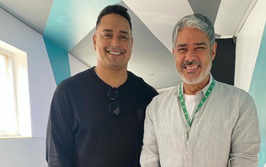 Após entrevista de Bolsonaro, Xanddy posta foto com Bonner e ironiza