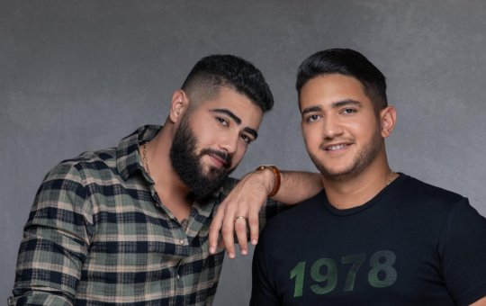 Homem é expulso de show de Henrique e Juliano, após jogar bebida em cantor