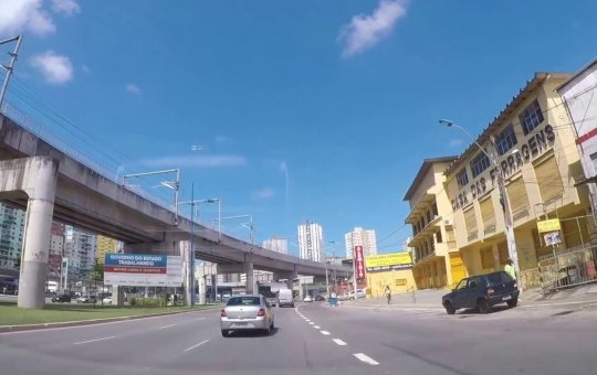Motoristas fogem na contramão após tentativa de arrastão na Avenida Bonocô