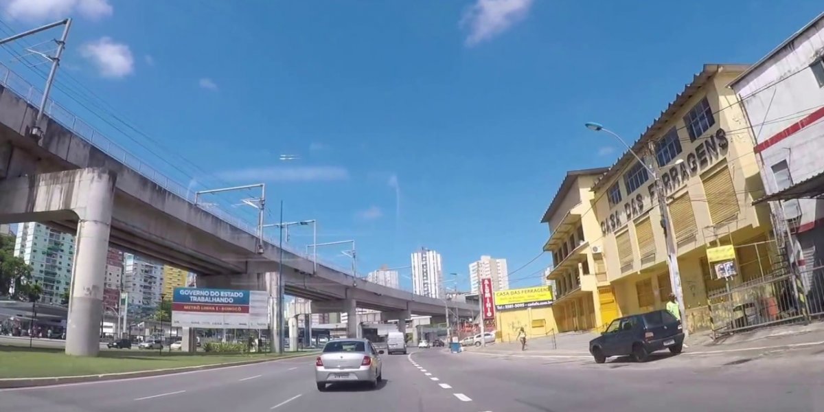 Motoristas fogem na contramão após tentativa de arrastão na Avenida Bonocô