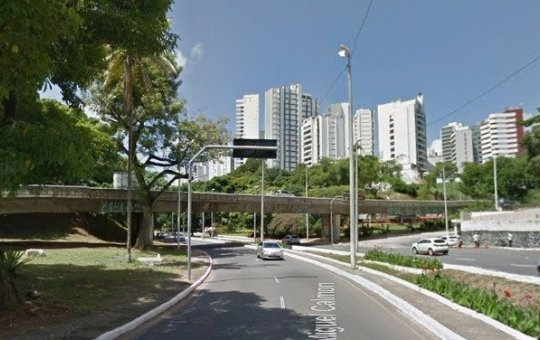 Motorista colide com ônibus após ser obrigada por suspeito a andar na contramão