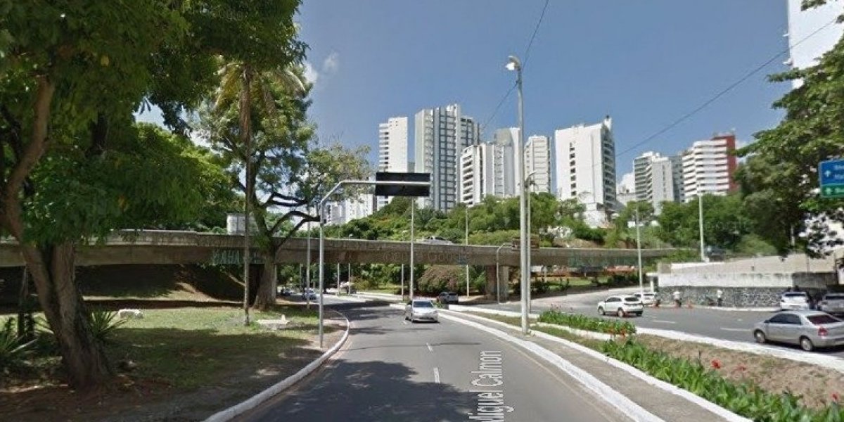 Motorista colide com ônibus após ser obrigada por suspeito a andar na contramão