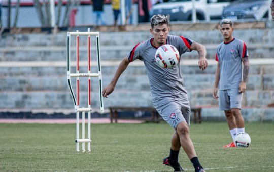 Vitória se aproxima de renovação com o meia Eduardo, diz Fábio Mota