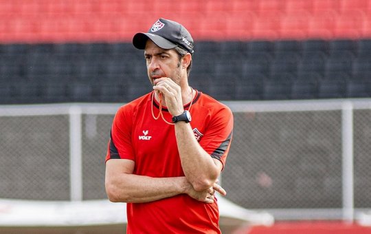 Presidente do Vitória confirma a permanência do técnico João Burse para 2023