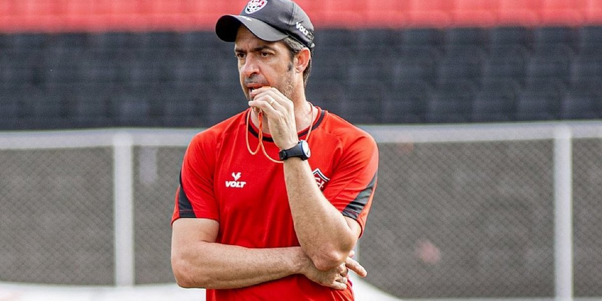 Presidente do Vitória confirma a permanência do técnico João Burse para 2023