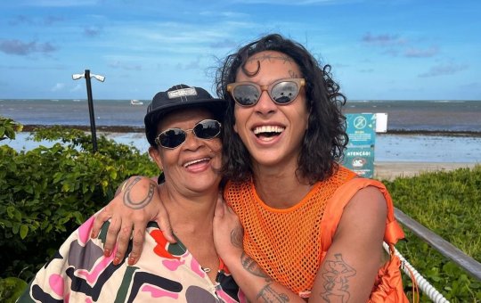 Mãe de Linn da Quebrada a confunde com outra ex-BBB e internautas se divertem