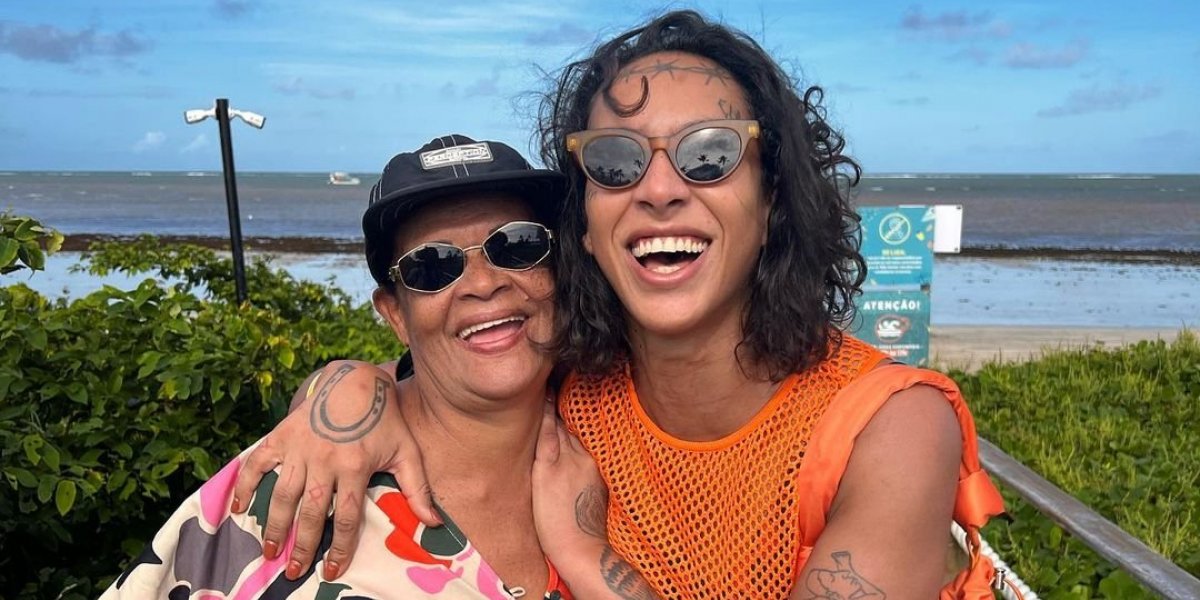 Mãe de Linn da Quebrada a confunde com outra ex-BBB e internautas se divertem