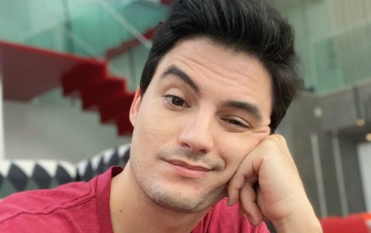 Felipe Neto revela valor gasto em álbum de figurinhas da Copa e é detonado