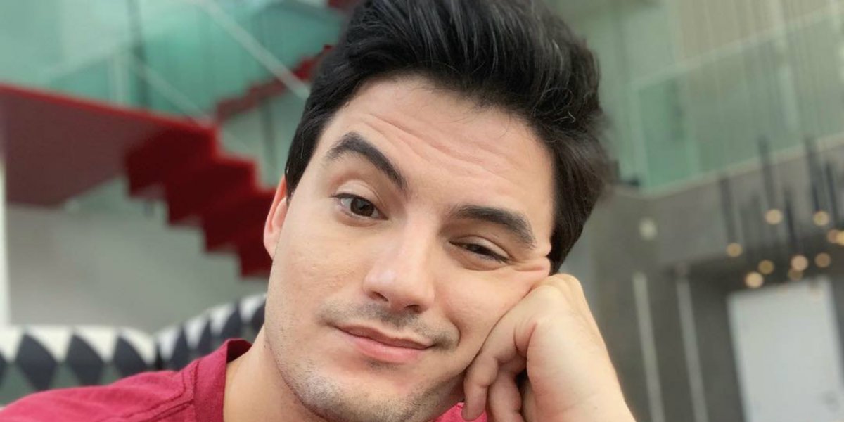 Felipe Neto revela valor gasto em álbum de figurinhas da Copa e é detonado