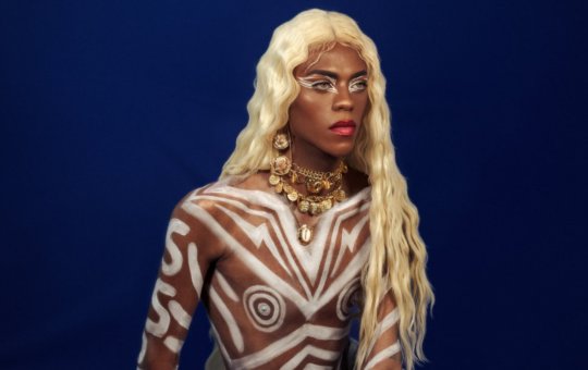 Drag Queen Nininha Problemática desbrava novos caminhos no pagode baiano