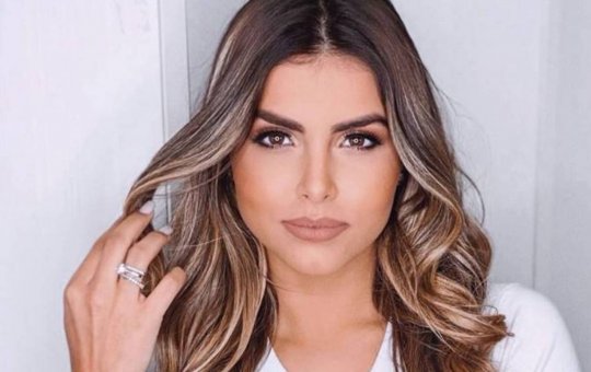 Modelo posa de biquíni em tromba de elefante e é extremamente criticada na web