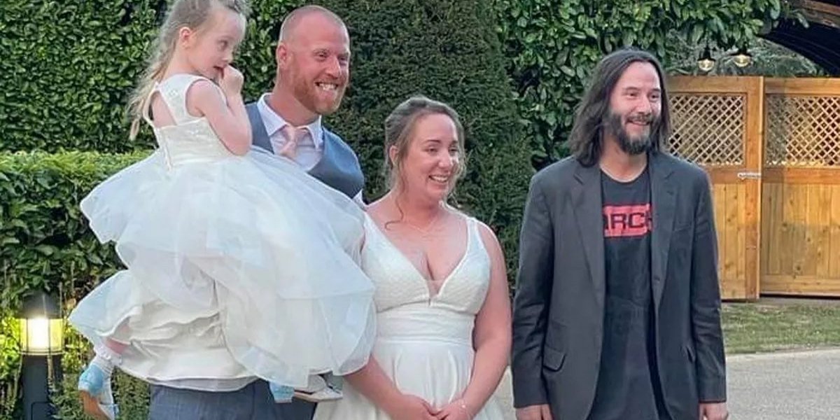 Keanu Reeves comparece ao casamento de fã e surpreende convidados